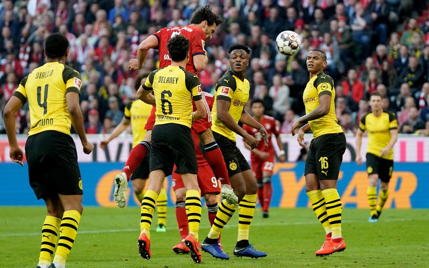 epa07489179 Bayern&#039;s Mats Hummels (C) in action during the German Bundesliga soccer match between FC Bayern Munich and Borussia Dortmund in Munich, Germany, 06 April 2019. EPA/RONALD WITTEK CONDI ...