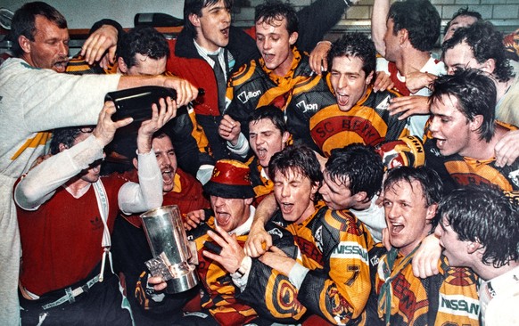 Die Spieler des SC Bern feiern in der Garderobe den Gewinn des Meistertitels, aufgenommen am 12. Maerz 1989 in Lugano. Im fuenften Play-Off-Spiel im Final der Eishockey Schweizermeisterschaft gewinnt  ...