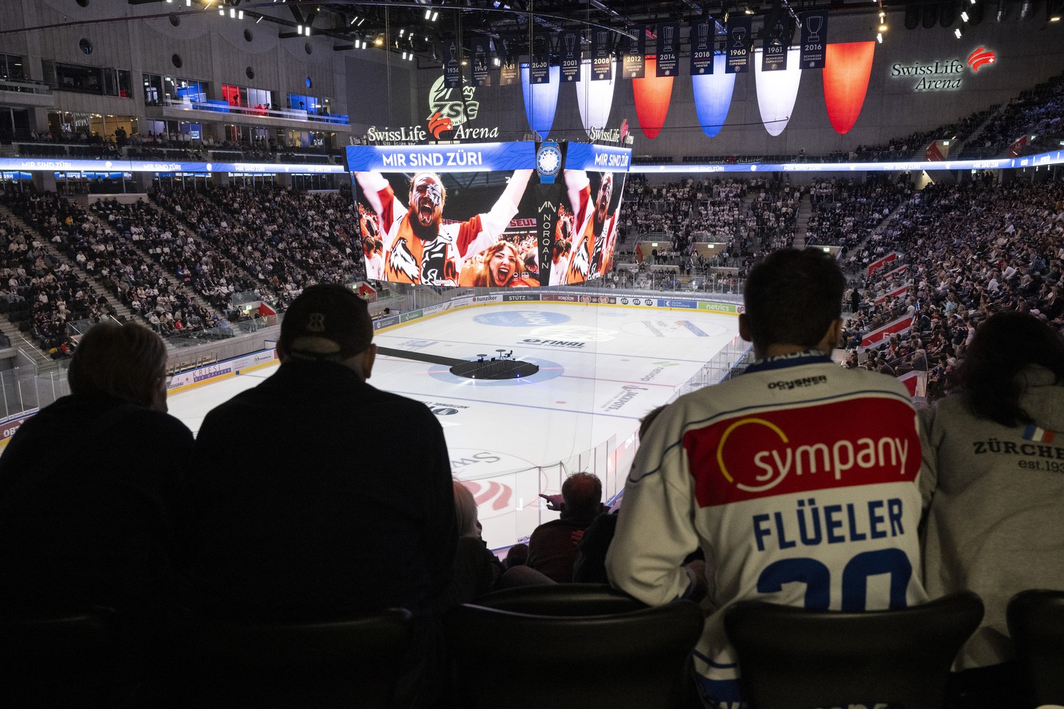 ZSC Fans verfolgen das sechste Playoff Final Eishockeyspiel der National League zwischen den ZSC Lions und dem Lausanne HC im Public Viewing in der Swiss Life Arena, am Samstag, 27. April 2024, in Zue ...