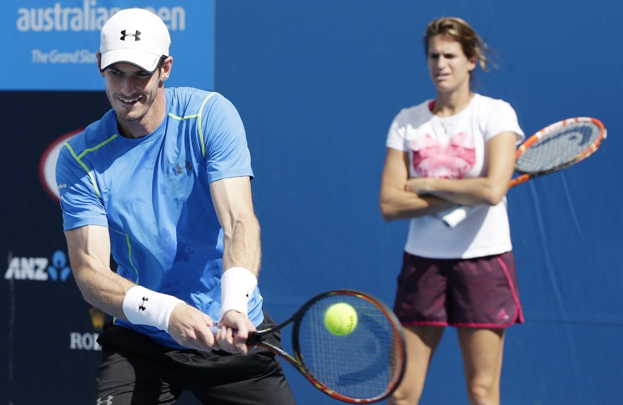 Andy Murray, beobachtet von Trainerin Amélie Mauresmo.