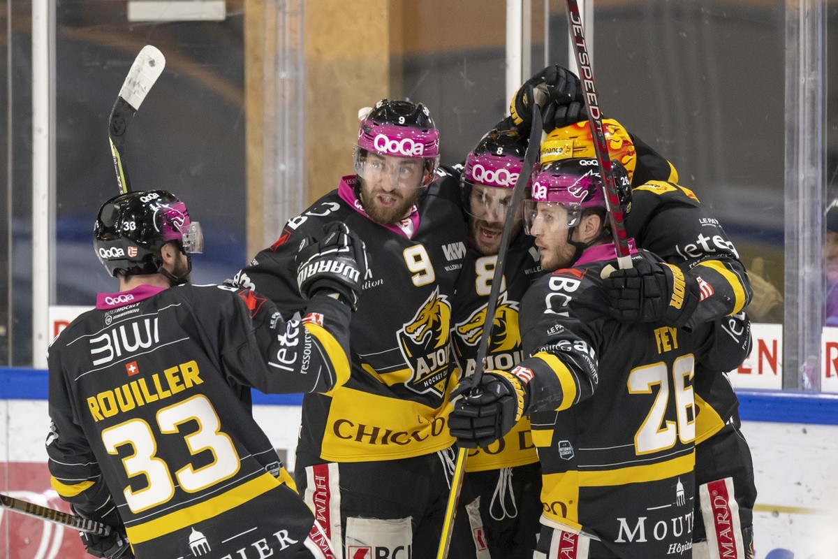Ajoies Anthony Rouiller, Mathieu Vouillamoz, Philip-Michael Devos, PostFinance Top Scorer Jonathan Hazen, und Kevin Fey, von links, jubeln beim ersten Spiel der Eishockey Ligaqualifikation der Nationa ...