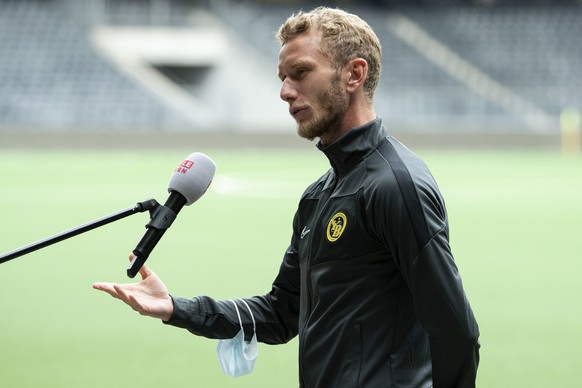 YB Spieler Fabian Lustenberger spricht mit Journalisten nach dem Abschlusstraining, am Freitag, 28. August 2020, im Wankdorfstadion in Bern. Die Berner Young Boys treffen am Sonntag im Cupfinal auf de ...