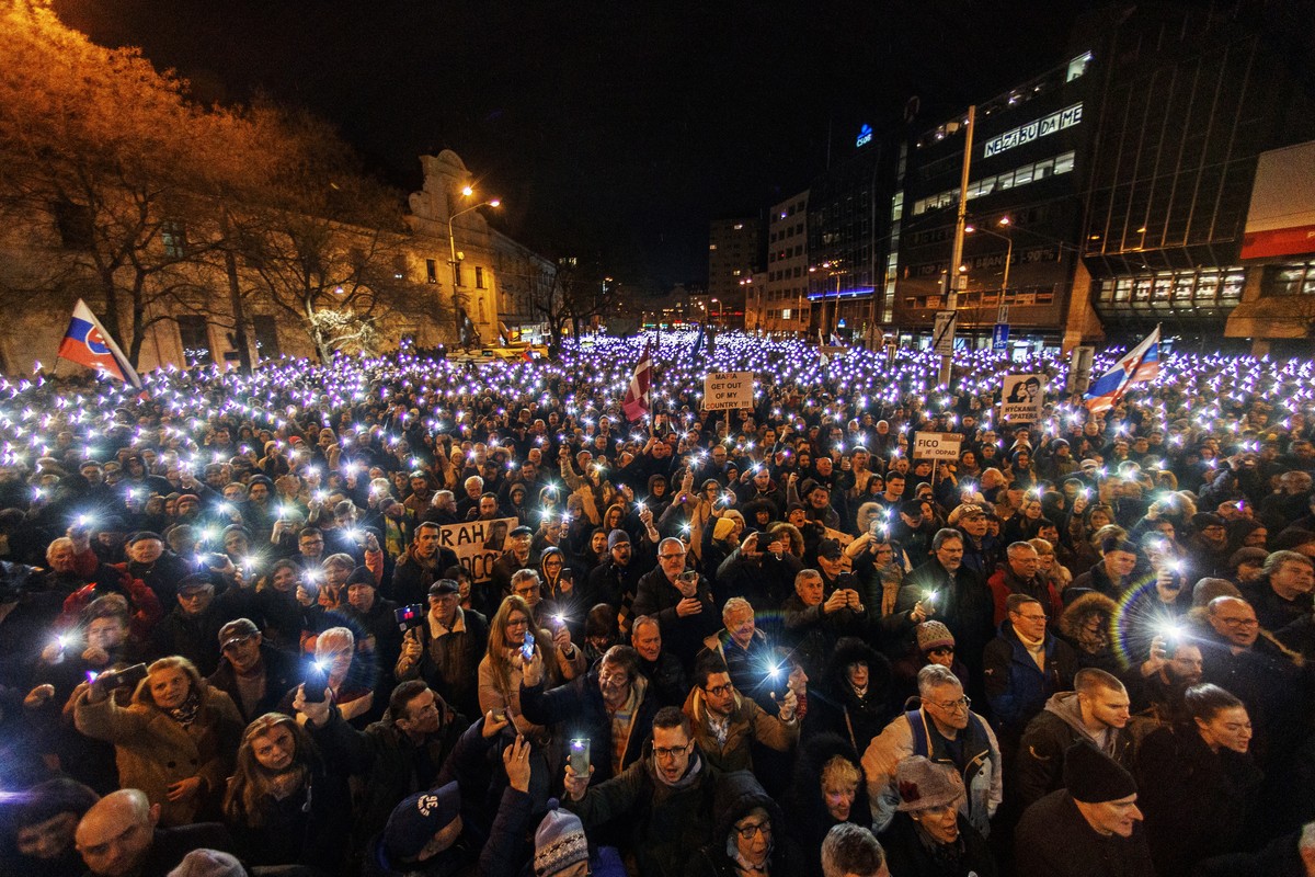 epaselect epa07385981 Thousands of people take part in a protest rally 'For decent Slovakia' on the first anniversary of the murder of Slovak journalist Jan Kuciak in Bratislava, Slovakia, 2 ...