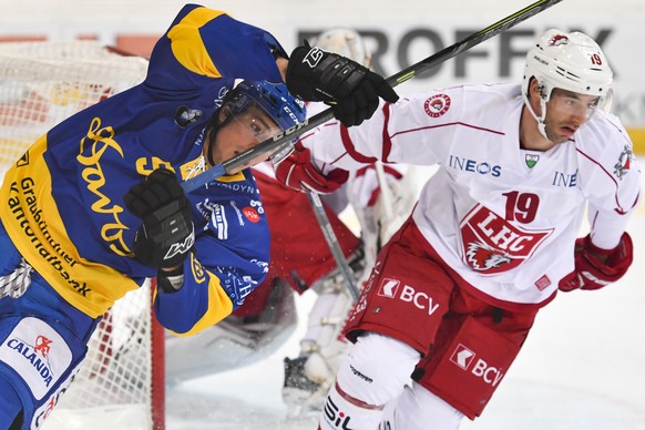 Dario Simion von Davos, links, gegen Gaetan Augsburger von Lausanne, beim Eishockey-Qualifikationsspiel der National League A zwischen dem HC Davos und dem Lausanne HC, am Freitag, 14. Oktober 2016, i ...