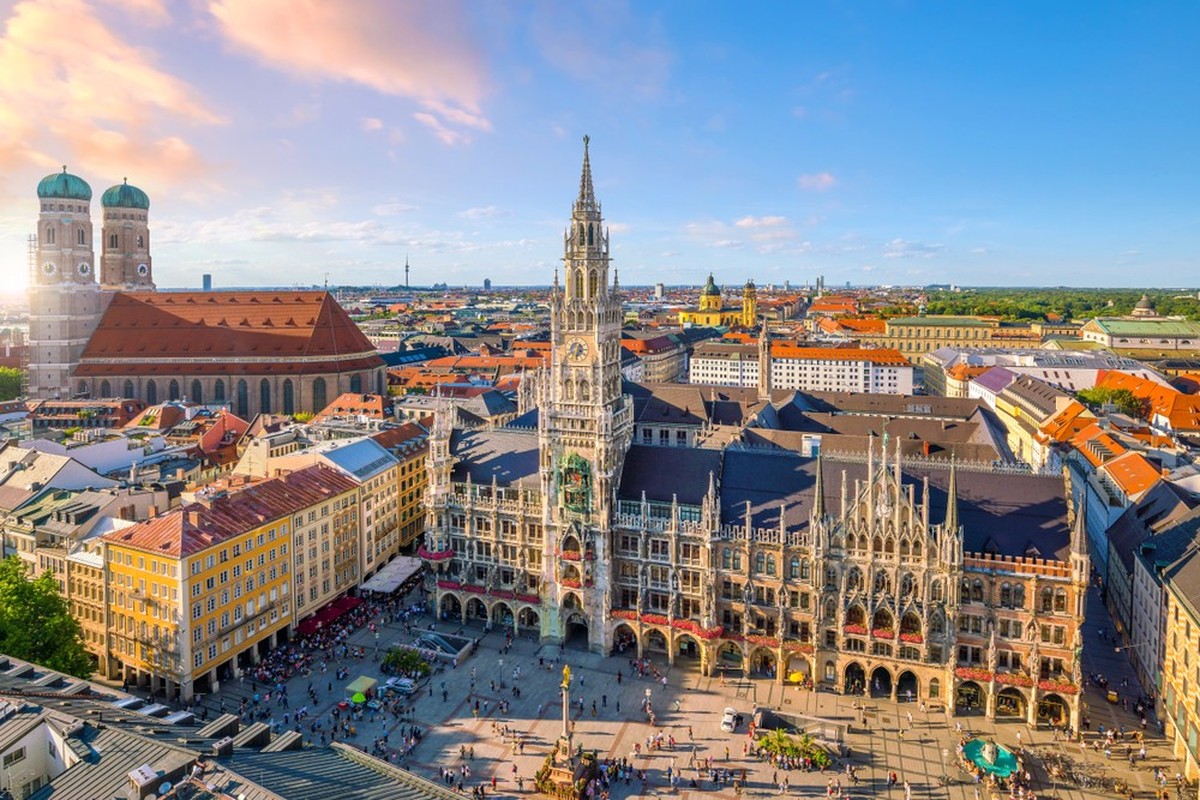 München, Munich, Germany, 
Münchner Skyline mit Marienplatz-Rathaus in Deutschland