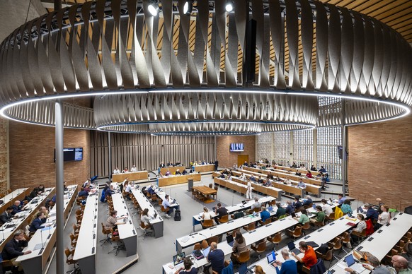 Eine Uebersichtsaufnahme waehrend der Sitzung des Zuercher Gemeinderats im Rathaus Hard, am Mittwoch, 11. September 2024 in Zuerich. (KEYSTONE/Michael Buholzer)