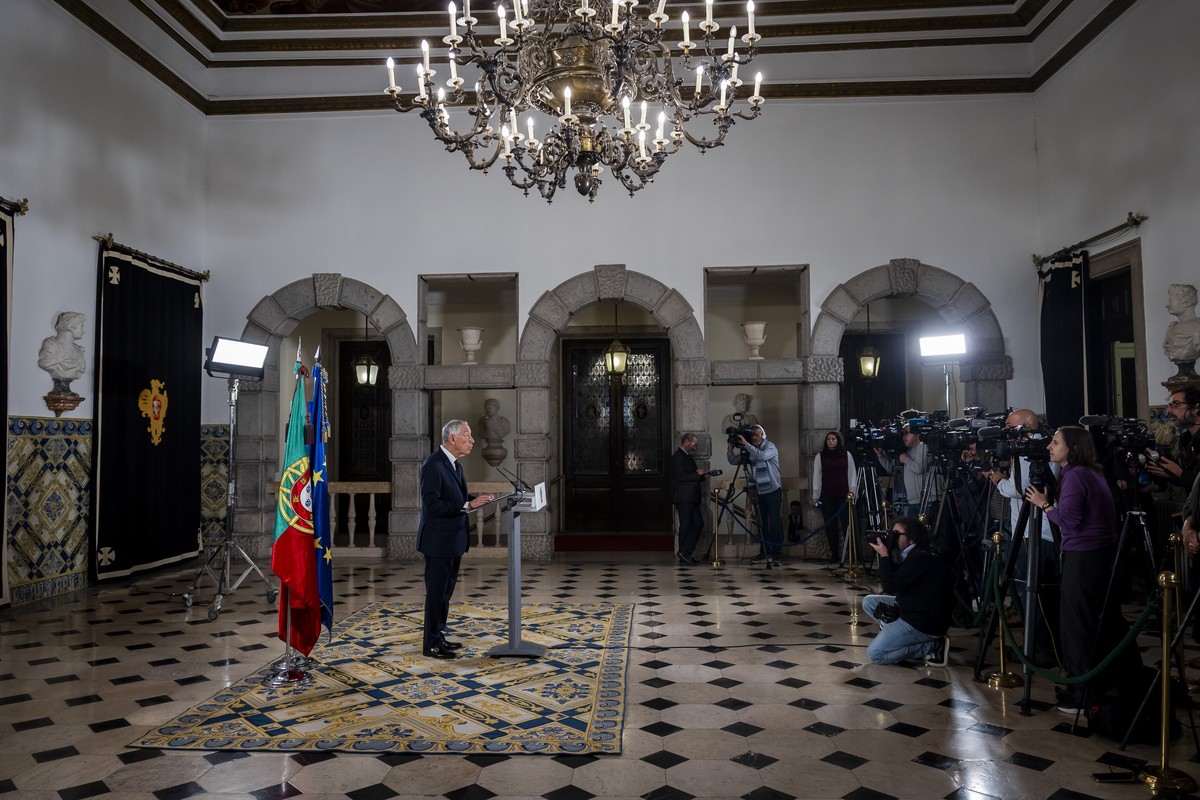 epa11962366 Portuguese President Marcelo Rebelo de Sousa (L) announces the date for the country's third general election in just over three years, following Parliament's rejection of a gover ...