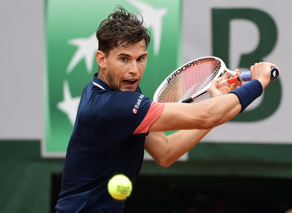 epa06786481 Dominic Thiem of Austria plays Alexander Zverev of Germany during their menâs quarter final match during the French Open tennis tournament at Roland Garros in Paris, France, 05 June 2018 ...