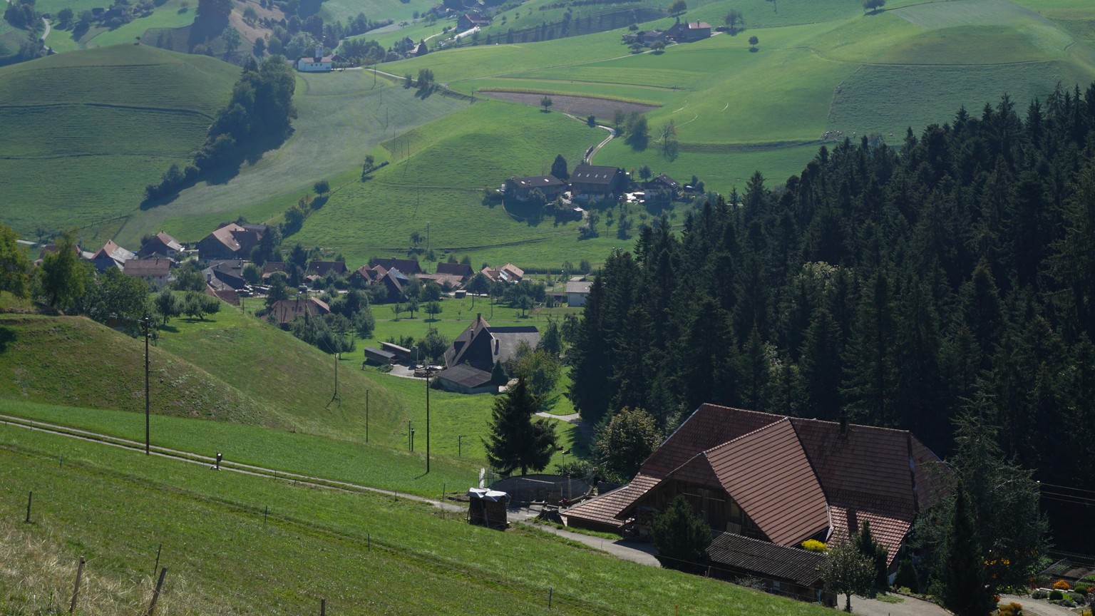 Sicht von Aspihöchi auf Obergoldbach, Kirche Landiswil und Landiswil-Lindacke
Fotoquelle mit https://creativecommons.org/licenses/by-sa/4.0/deed.en verlinken.