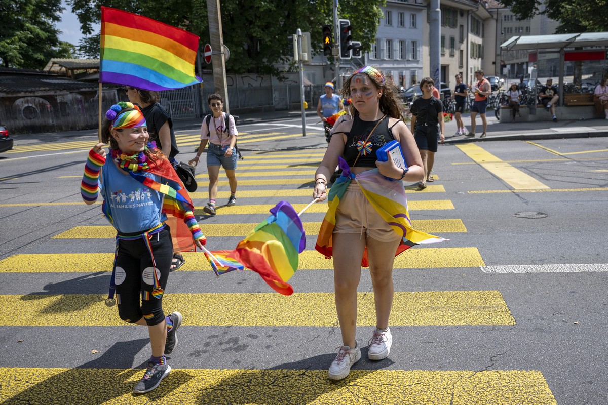 Jugendliche Teilnehmer erscheinen beim Pride Festival nach dem Motto Bunt. Laut. Bern., am Samstag, 3. August 2024, in Bern. (KEYSTONE/Peter Schneider)