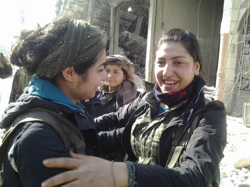 Unter den Kämpfern sind viele Frauen. In den Gefechten der vergangen Wochen liessen mindestens 500 Kurden ihr Leben. &nbsp;&nbsp;