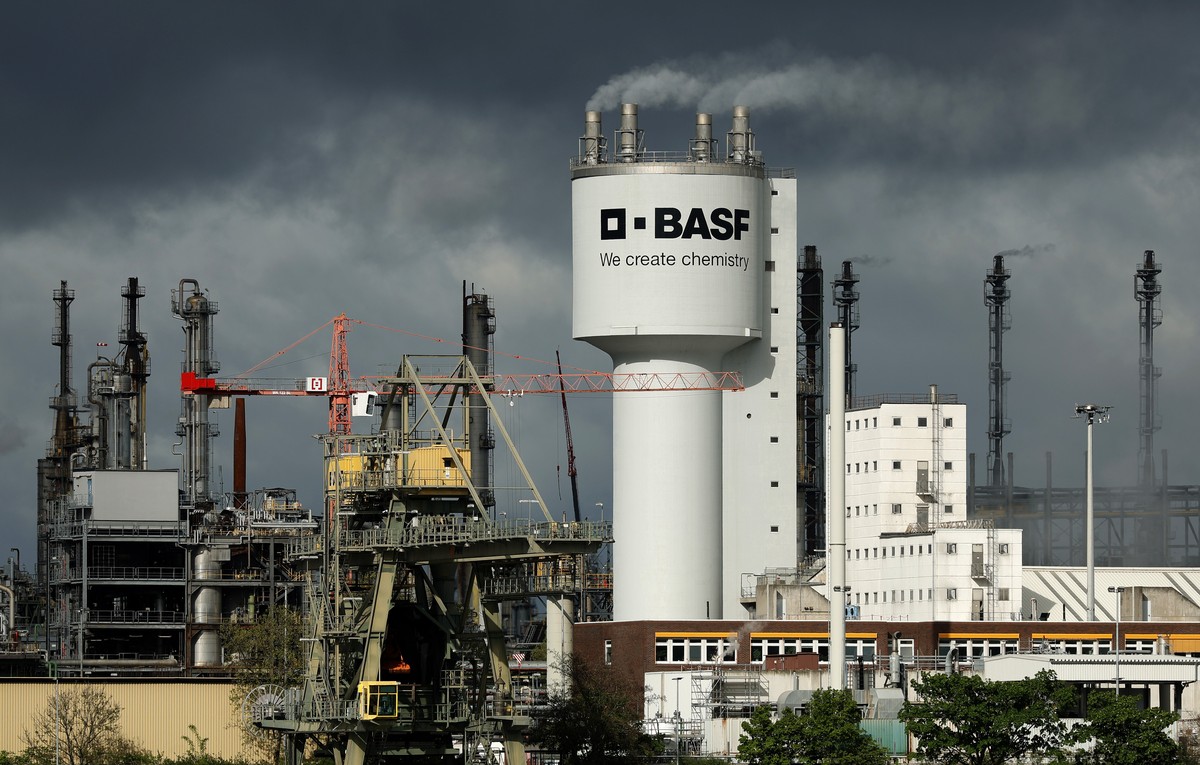 epa11281457 Different facilities of the plant of German chemicals company BASF near the Rhine river in Ludwigshafen, Germany, 16 April 2024. BASF is the world's largest chemical company and one o ...