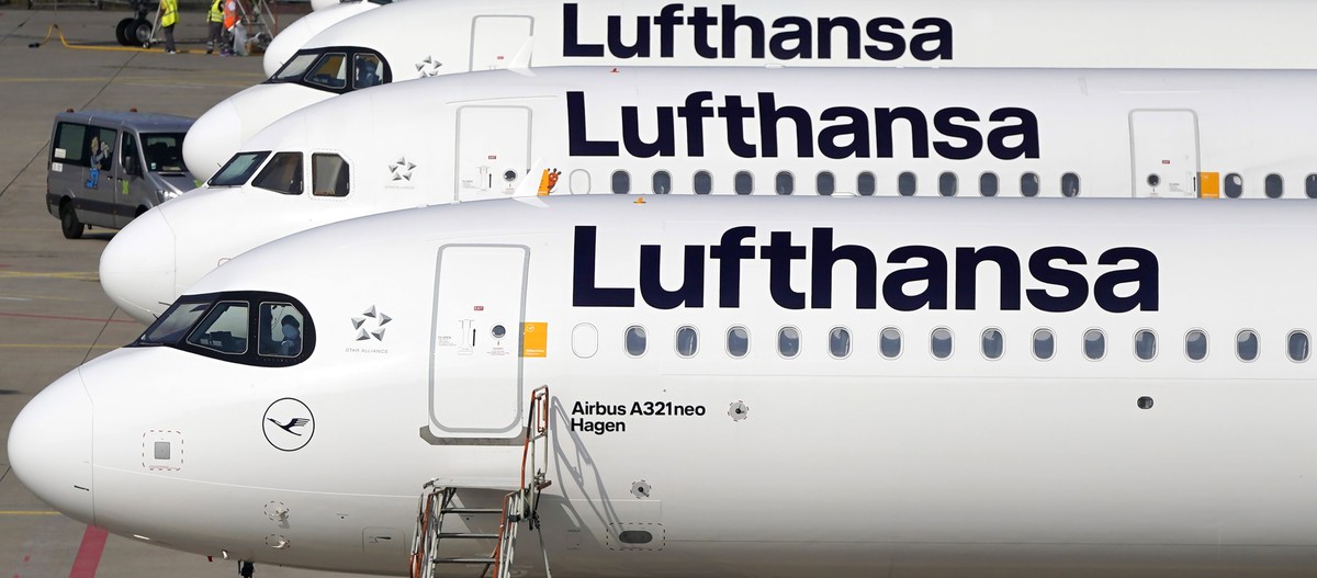 epaselect epa10093434 Airplanes of Lufthansa on a tarmac during a warn strike of the ground staff of German airline Lufthansa at the international airport in Frankfurt am Main, Germany, 27 July 2022.  ...