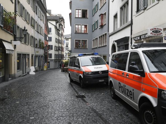 Fahrzeuge der Zürcher Stadtpolizei im Einsatz im Niederdorf am Rindermarkt. (Archivbild)