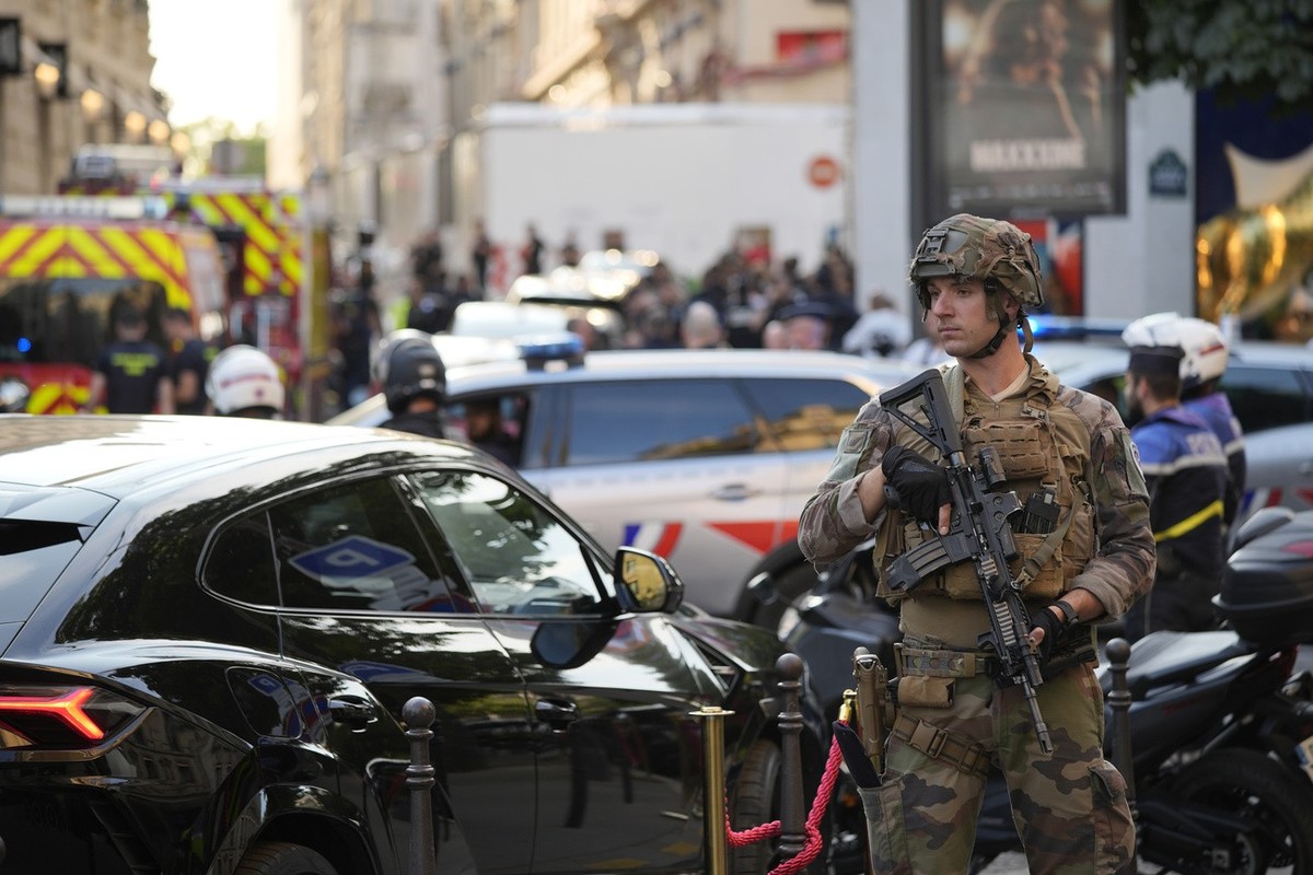 A soldier stands guard near the Champs-Elysees avenu after a stabbing Thursday, July 18, 2024 in Paris. French Interior Minister Gerald Darmanin said a police officer was attacked in Paris on Thursday ...