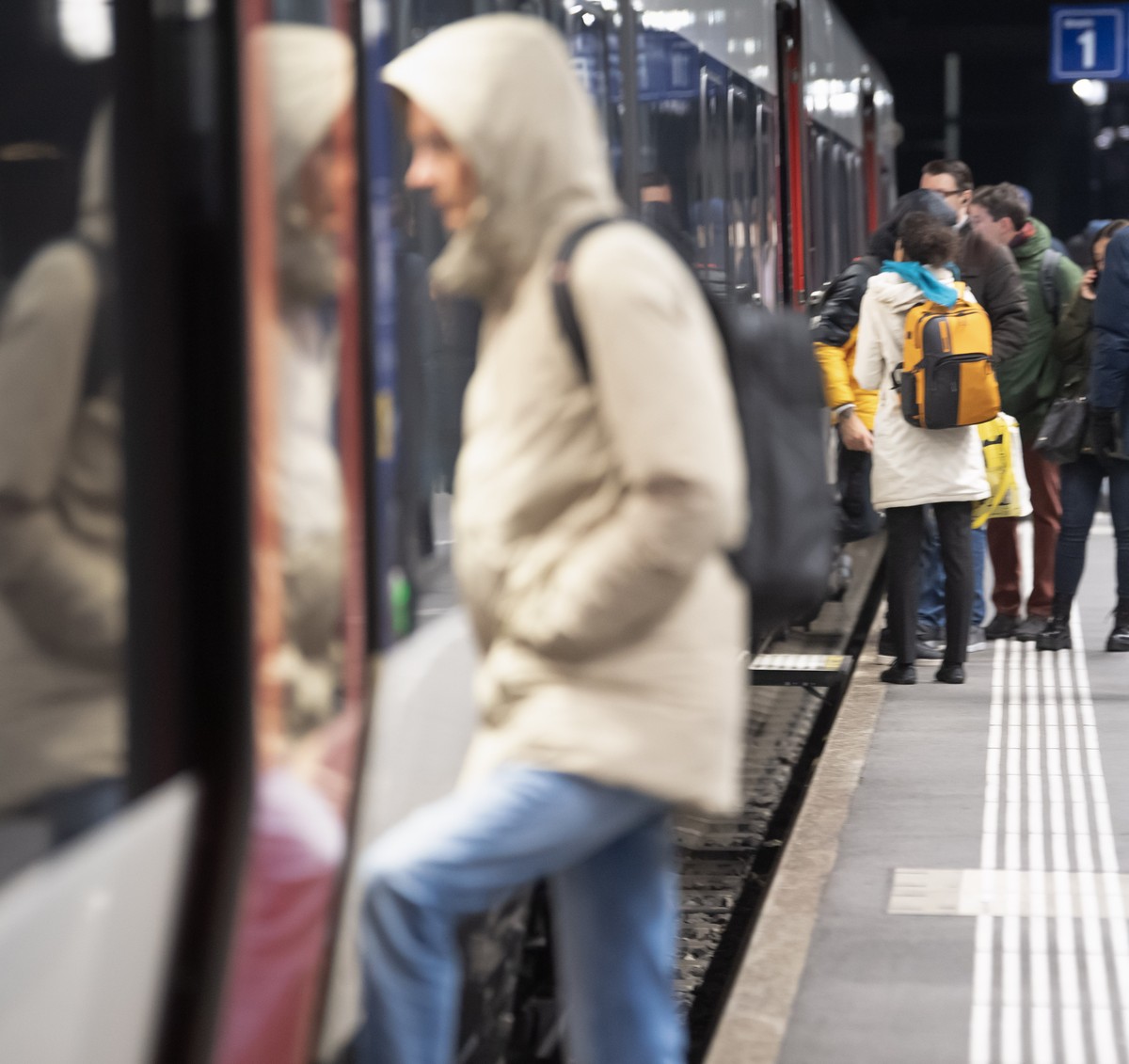Pendler steigen in einen Zug ein am Bahnhof in Bellinzona am Mittwoch, 6. Dezember 2023. Die Tessiner Pendler gehen beim neuen Fahrplan leer aus. Die SBB lassen ab dem 10. Dezember 31 Personenzuege du ...