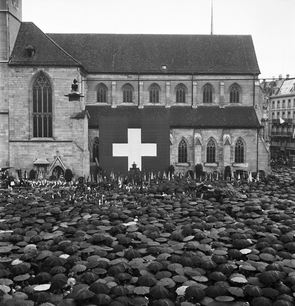 Die Bundesfeier auf dem MĂŒnsterplatz in ZĂŒrich im Jahr 1945 bei Regen.