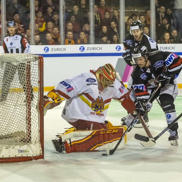 Ajoies Jonathan Hazen, Mitte, erzielt das 1:2 gegen Biels Torhueter Jonas Hiller, links und Yannick Rathgeb, rechts, im Swiss Ice Hockey Cup Halbfinale zwischen dem HC Ajoie und dem EHC Biel-Bienne in ...