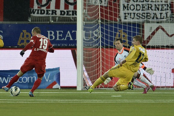 Christian Schneuwly trifft gegen David Zibung zum vorentscheidenden 2:0.