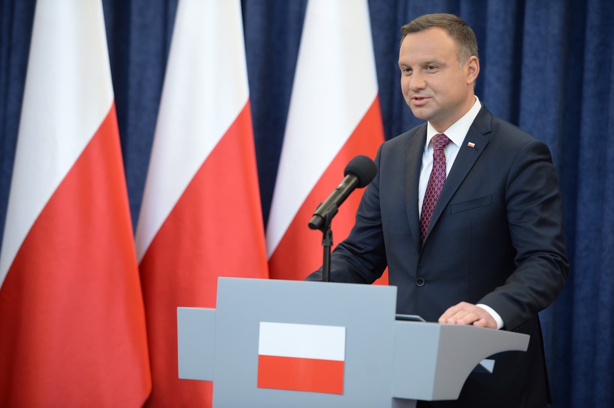 epa06094957 Polish President Andrzej Duda gives a speech on the bill on Poland's Supreme Court at the Presidential Palace in Warsaw, Poland, 18 July 2017. The Sejm started the first reading of th ...