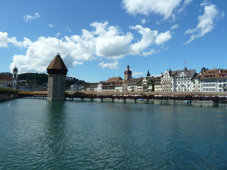 Die Kapellbrücke ist die älteste überdachte Holzbrücke Europas. Und mit ihren 202,9 Metern (inklusive Vordächer 204,7 Metern) die zweitlängste (knapp nach der Holzbrücke von Bad Säckingen über den Rhe ...