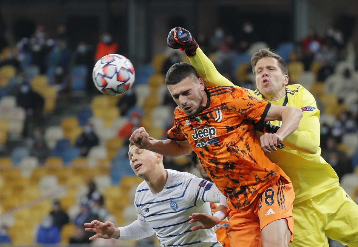 epaselect epa08760013 Merih Demiral (C) and Wojciech Szczesny (R) of Juventus and Vladyslav Supriaha (L) of Dynamo Kyiv in action during the UEFA Champions League group stage soccer match between Dyna ...
