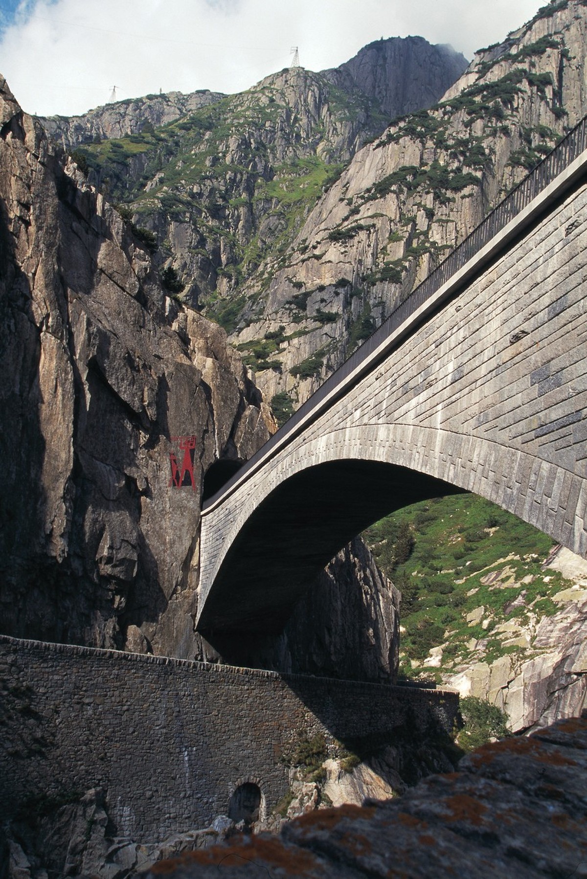 Die neuste Teufelsbrücke über die Reuss in der Schöllenenschlucht.