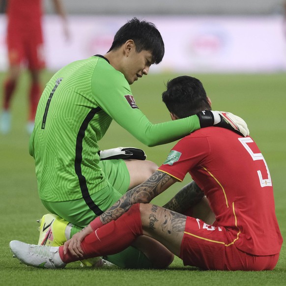 IMAGO / Xinhua

(210908) -- DOHA, Sept. 8, 2021 -- Yan Junling (L), goalkeeper of China comforts his teammate Zhang Linpeng who gets injured during the FIFA World Cup, WM, Weltmeisterschaft, Fussball  ...