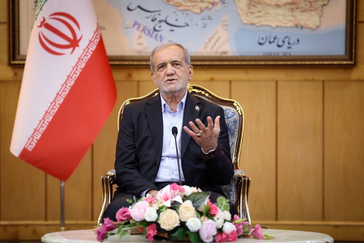 September 28, 2025, Tehran, Iran: Iranian President MASOUD PEZESHKIAN arrives at Mehrabad Airport in Tehran, upon returning from New York, where he attended the United Nations UN General Assembly. Ira ...