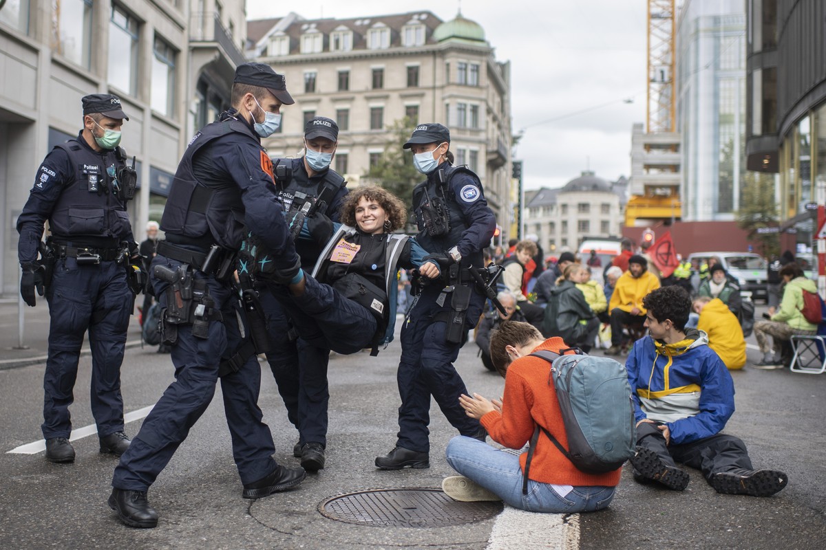 Polizisten tragen die Menschen der Klimaorganisation "Extinction Rebellion" von der Strasse in der Zuercher Innenstadt weg, aufgenommen am Montag, 4. Oktober 2021 in Zuerich. (KEYSTONE/Ennio ...