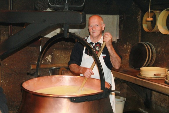 Alpkäser vor Sennkessi, Alpkäserei im Emmental Kanton Bern .