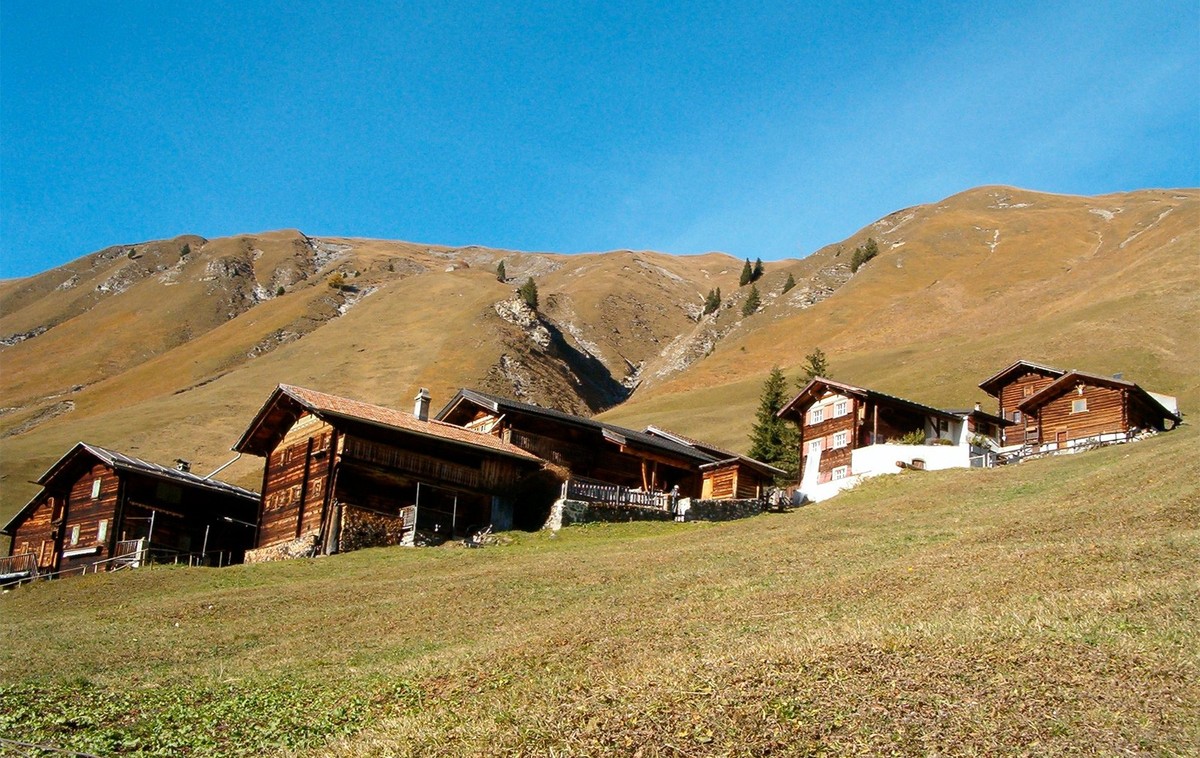 Die ehemalige Walsersiedlung Sapün, unterhalb von Arosa GR.
https://commons.wikimedia.org/wiki/File:Sap%C3%BCn_Schmitten.jpg