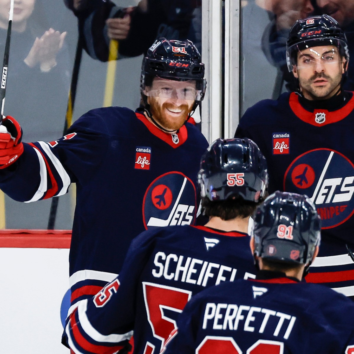 Kyle Connor (à gauche) a déjà frappé cinq fois depuis le début de la saison de NHL.
