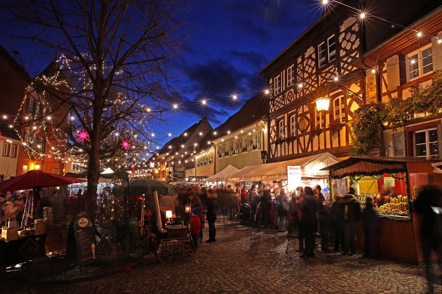 Der Vogtsburger Weihnachtsmarkt und Mittelaltermarkt mit offenem Weinkeller in der Altstadt von Vogtsburg-Burkheim mit seinen alten Fachwerkhäusern.