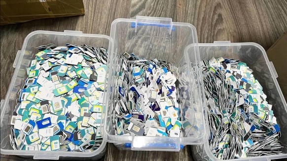 SIM-Karten: Im Juli 2023 fanden ukrainische Ermittler 150.000 Stück, als sie eine pro-russische Bot-Farm aushoben, die massenhaft Accounts betrieb. 100 Verdächtige wurden dabei ermittelt. (Quelle: cyb ...