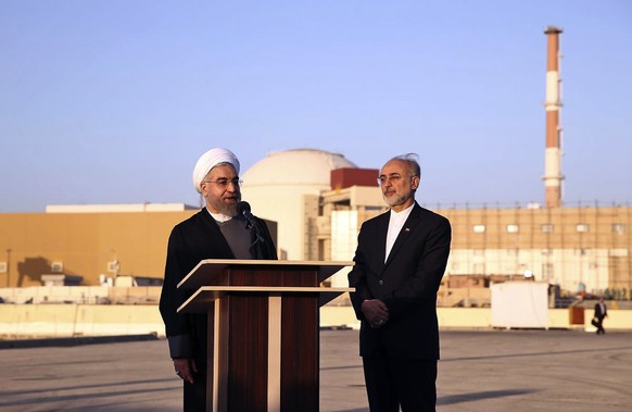 Der iranische Präsident&nbsp;Hassan Rohani vor dem Atomkraftwerk im Iran.