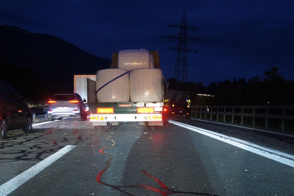 Zwei Lastwagen auf A4 bei Küssnacht SZ kollidiert