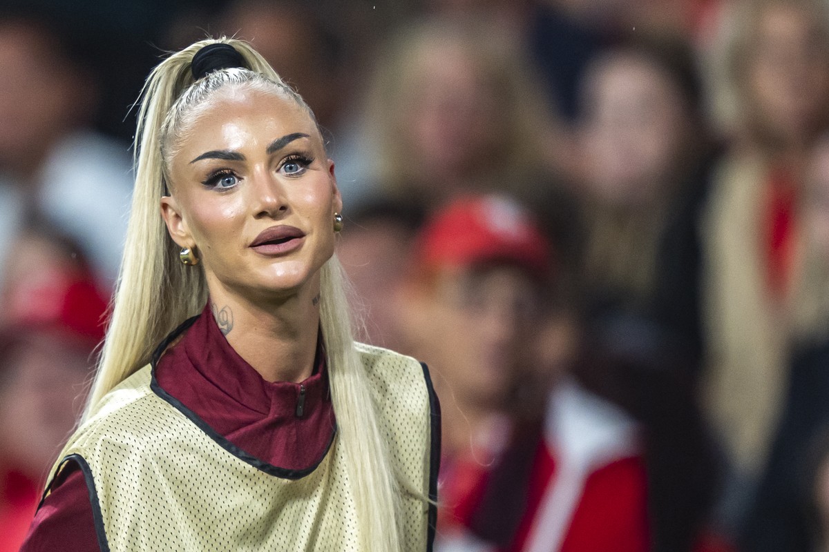 Switzerland's Alisha Lehmann, right, at her warm-up during the UEFA Women's EURO 2025 Group A soccer match between Switzerland and Iceland at the Wankdorf stadium in Bern, Switzerland, on Su ...