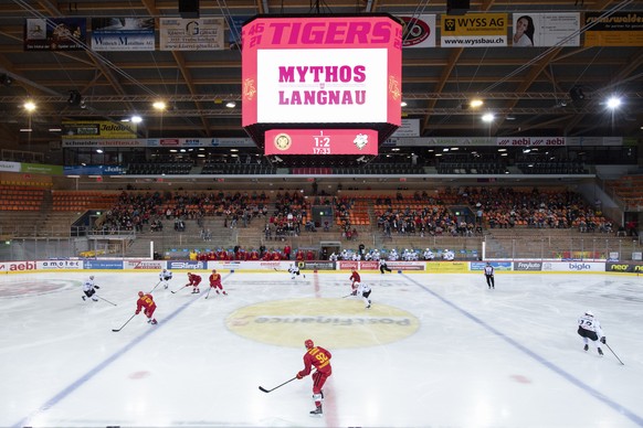 400 Zuschauer waehrend einem Vorbereitungsspiel zwischen den SCL Tigers und dem EHC Olten am Freitag, 14. August 2020, im Ilfisstadion in Langnau. (KEYSTONE/Marcel Bieri)