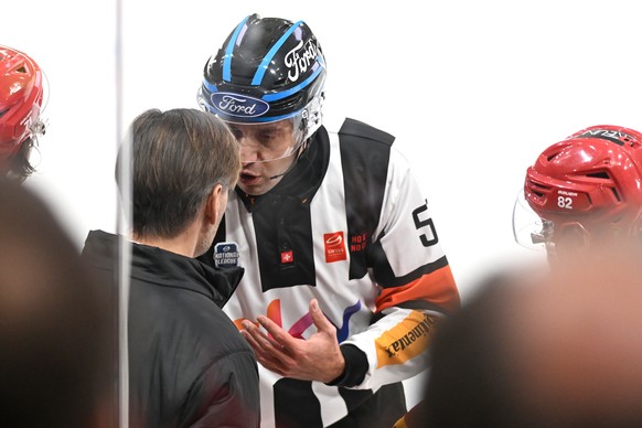 Tigers Head Coach Thierry Paterlini, links, diskutiert mit Schiedsrichter Cedric Borga, im Kampf um den Puck gegen im sechsten Eishockey Playoff Viertelfinalspiel der National League, zwischen den SCL ...