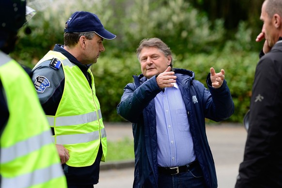 25.04.2015; Aarau; Fussball Super League - FC Aarau - FC Zuerich ; Ancillo Canepa (Zuerich) spricht mit der Polizei wegen den FCZ Fans auf dem Parklpatz vor dem Stadion Bruegglifeld (Daniela Frutiger/ ...