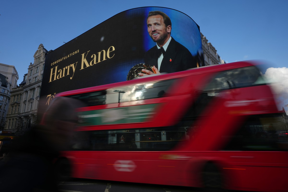 An image of England's soccer player Harry Kane, winner of the Ballon D'Or, is displayed on a large screen at Piccadilly Circus in London, Tuesday, Oct. 27, 2026. (AP Photo/Alastair Grant)
Ha ...