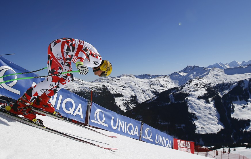 Max Franz stürzt sich vor beeindruckendem Alpenpanorama den Hang hinunter.