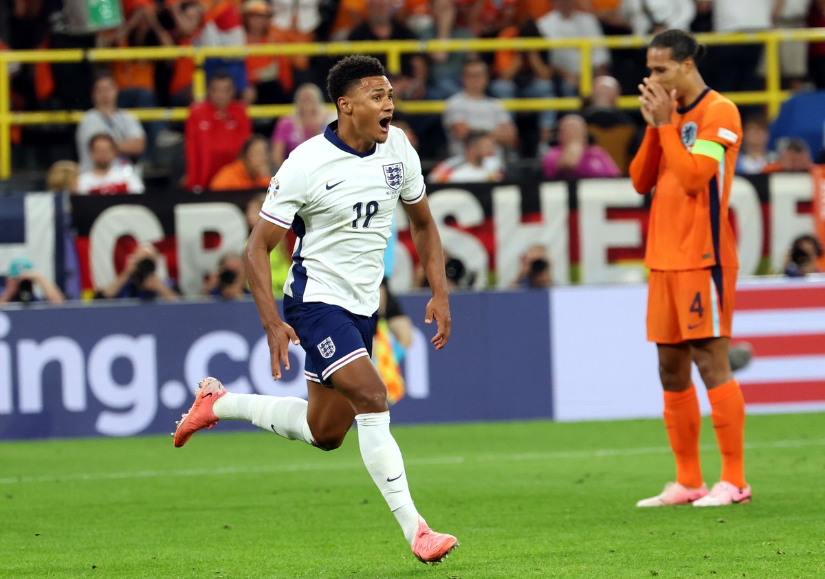 epa11471551 Oliver Watkins of England celebrates scoring the 2-1 during the UEFA EURO 2024 semi-finals soccer match between Netherlands and England, in Dortmund, Germany, 10 July 2024. EPA/FRIEDEMANN  ...