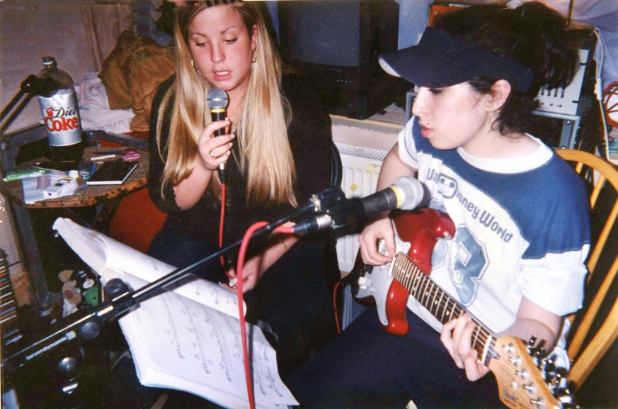 Amy Winehouse als Teenie zuhause in Nordlondon mit ihrer besten Freundin Juliette Ashby.