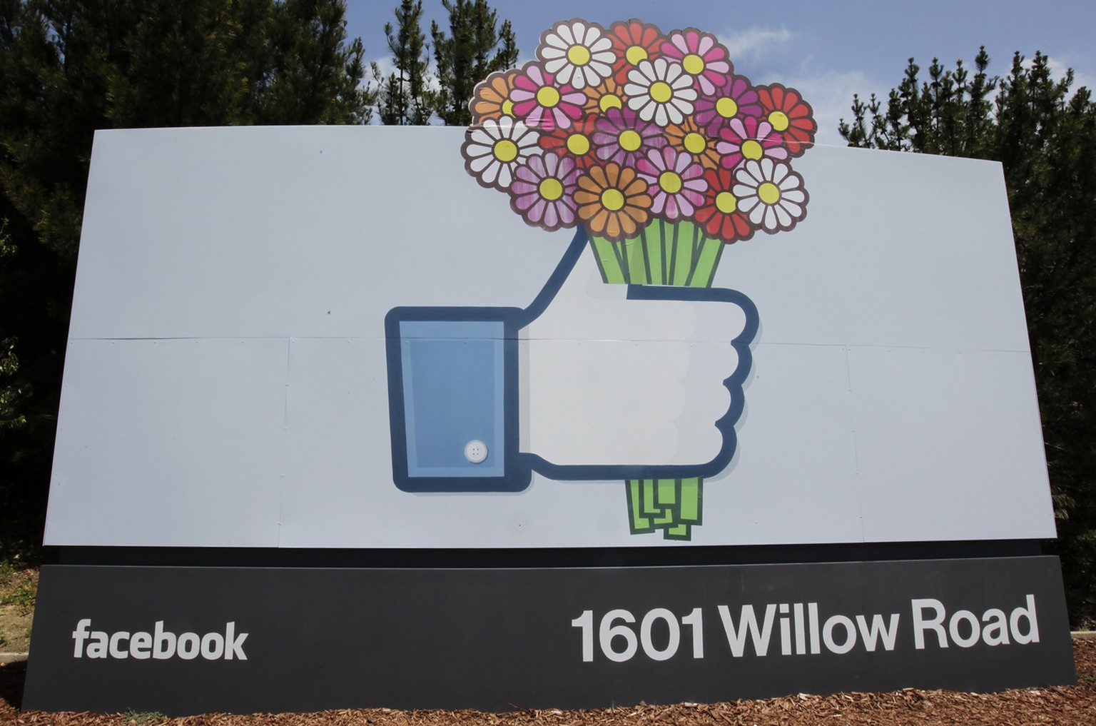 Blumen schmücken den Facebook-Daumen vor dem Firmensitz in Menlo Park, US-Staat Kalifornien.