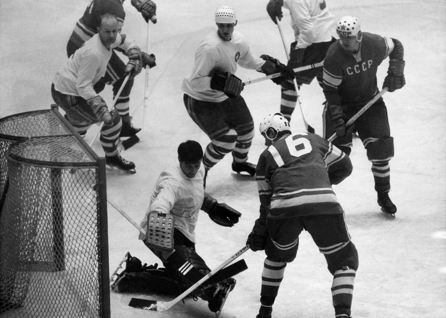 Der sowjetische Eishockeyspieler Petukhov (Nummer 16) erzeilt aus naechster Naehe ein Goal. Der Schweizer Goalie Gerald Rigolet und die Verteidiger Elvin Friedrich, links und Furrer, Mitte, sind macht ...