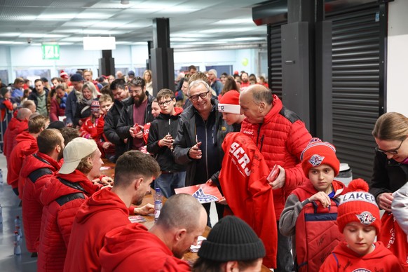 Autogrammstunde beim Abschlussfest der Rapperswil-Jona Lakers am 15. Maerz 2025 in der St. Galler Kantonalbank Arena. (Thomas Oswald)
