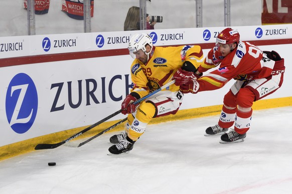 Langnaus Chris DiDomenico, links, und Biels Janis Jerome Moser, rechts, kaempfen um den Puck, im Swiss Ice Hockey Cup 1/4 Finalspiel zwischen dem EHC Biel und den SCL Tigers, am Montag, 25. November 2 ...