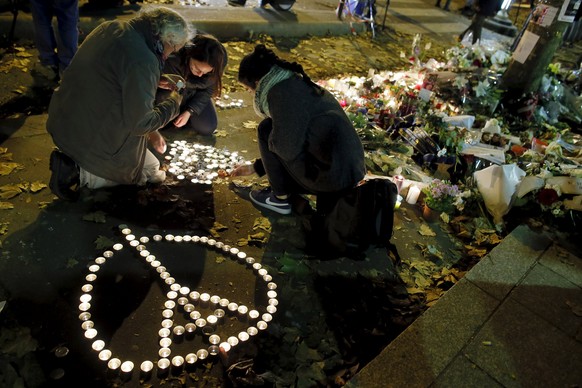 Menschen legen am 18. November vor dem&nbsp;«Bataclan» Blumen nieder.